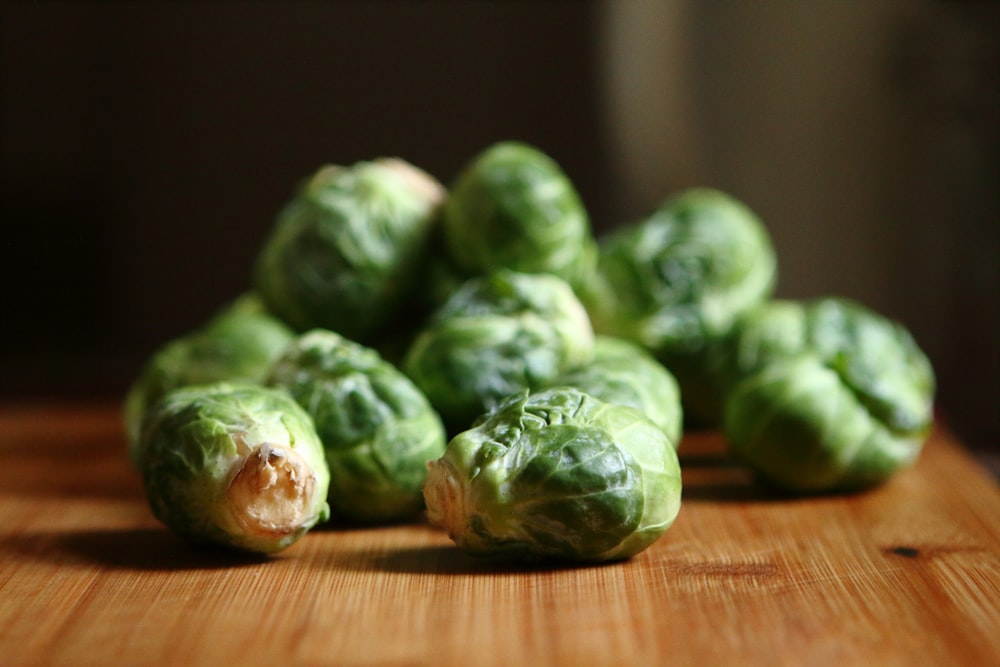 shallow depth of fields photography of green vegetable on brown wooden panel