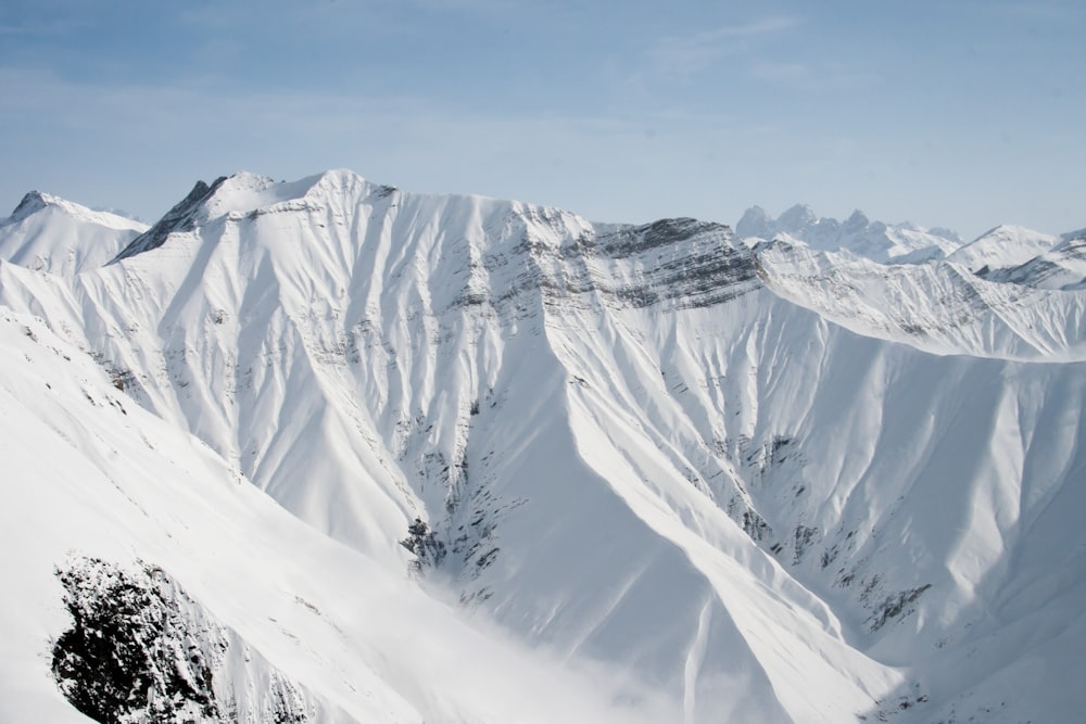 Fotografía a vista de pájaro de una montaña cubierta de nieve