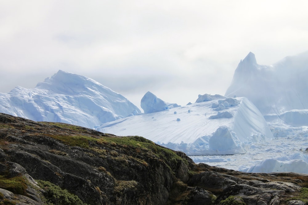 Glaciar cerca de la formación de roca gris