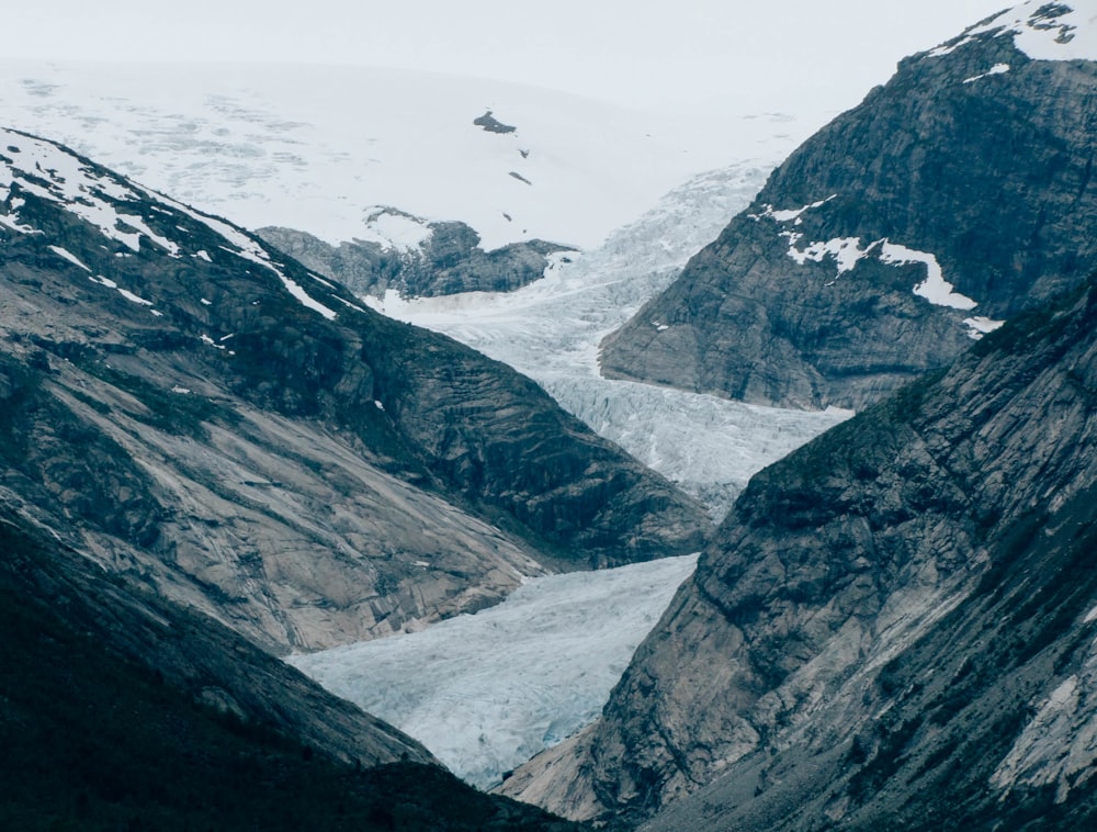 Montañas blancas y negras cubiertas de nieve durante el día