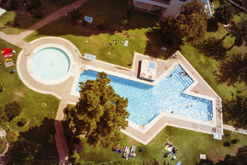 Luftaufnahme des weißen und blauen Swimmingpools