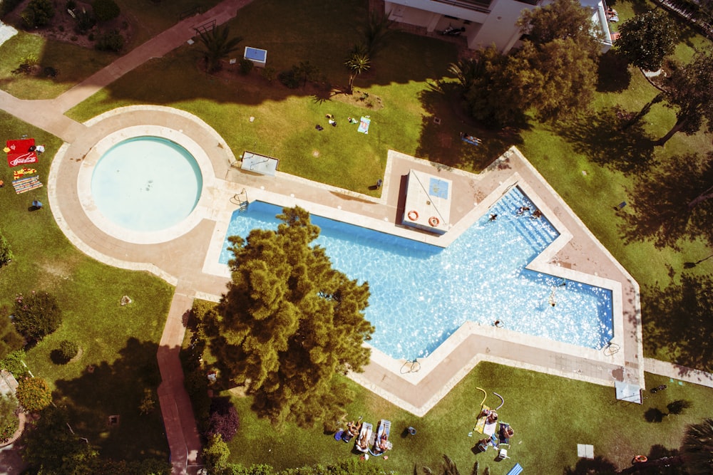 Toma aérea de la piscina blanca y azul