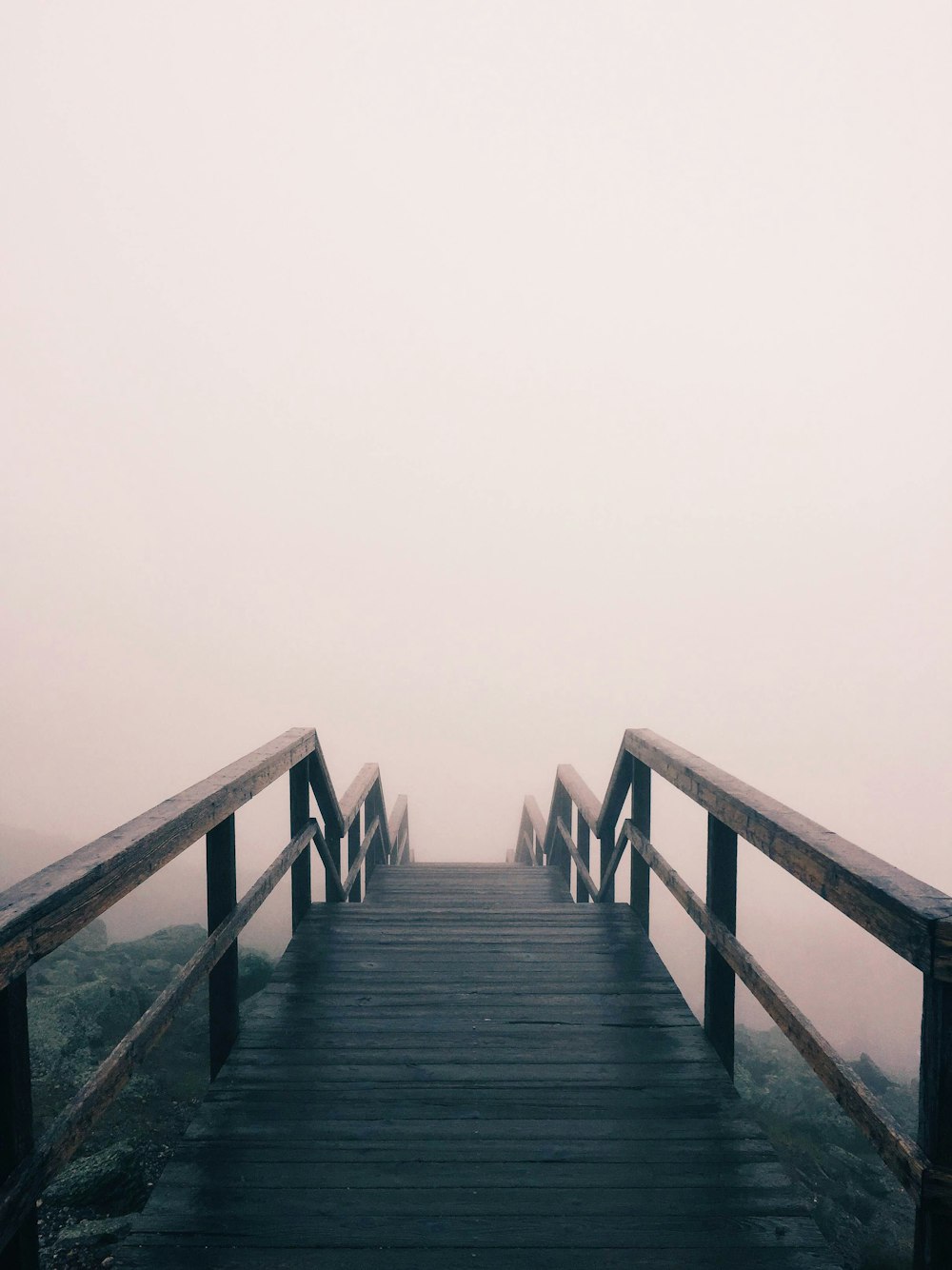 Escalera de madera negra cubierta de niebla