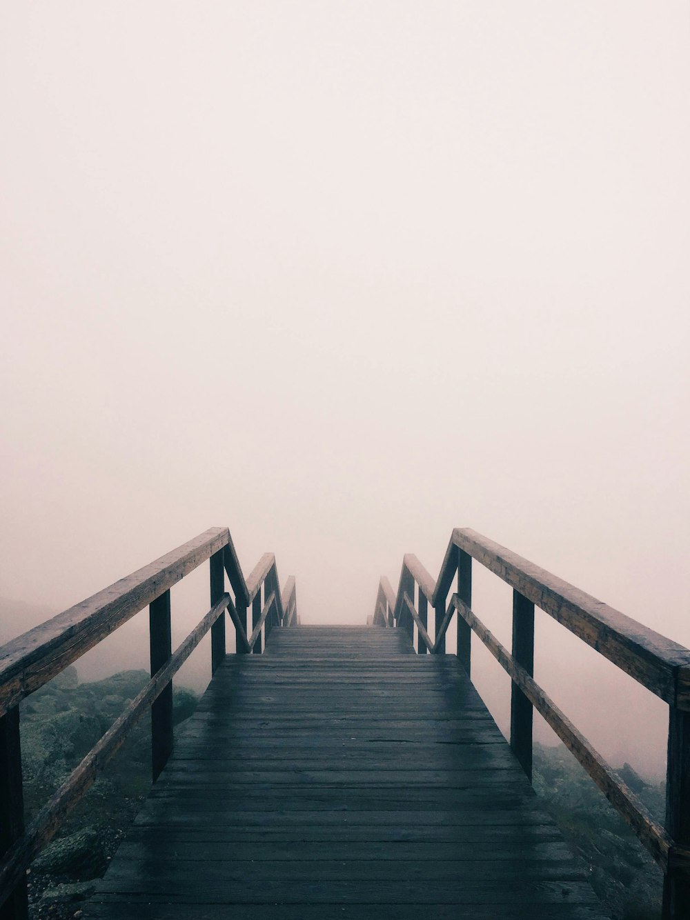 Escalier en bois noir recouvert de brouillard