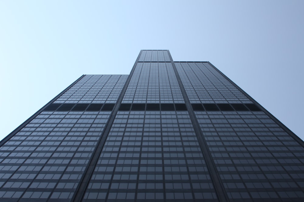 Vue de vers d’un bâtiment en verre