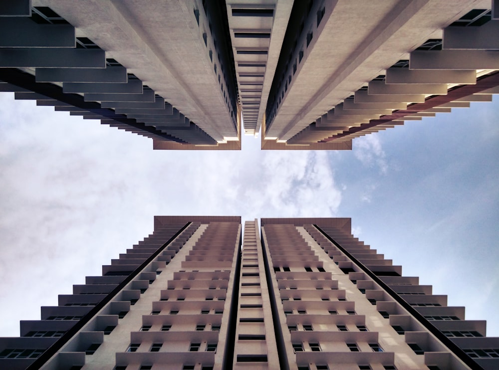 Photographie en contre-plongée de deux bâtiments