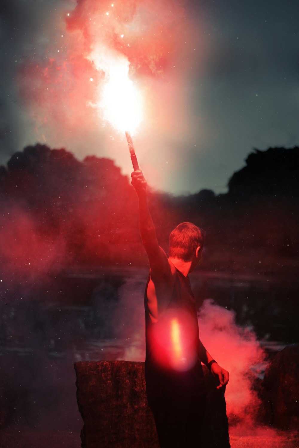 Foto mit flachem Fokus einer Person, die Fackel hält