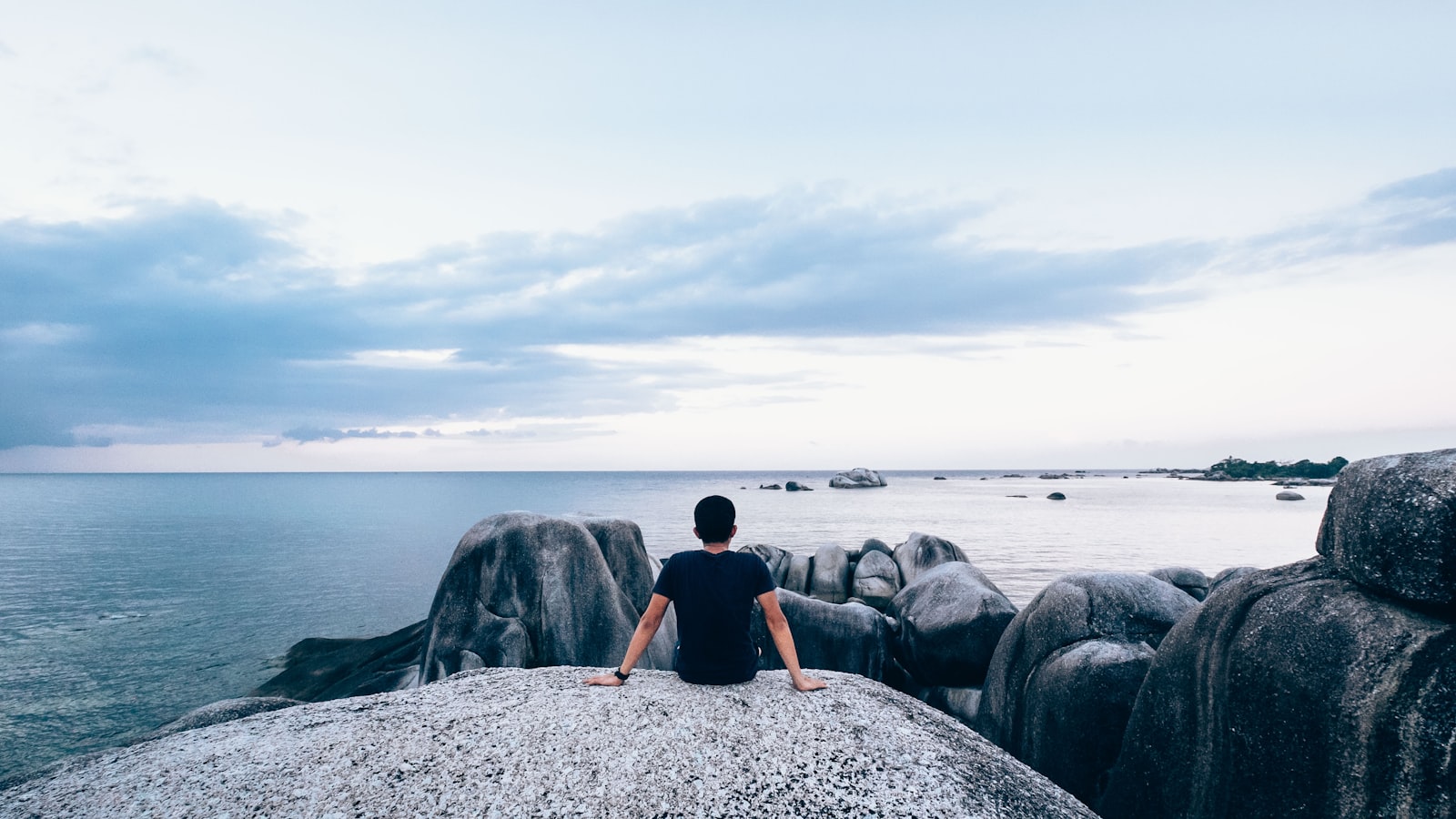 Fujifilm XF 10-24mm F4 R OIS sample photo. Man sitting on rock photography