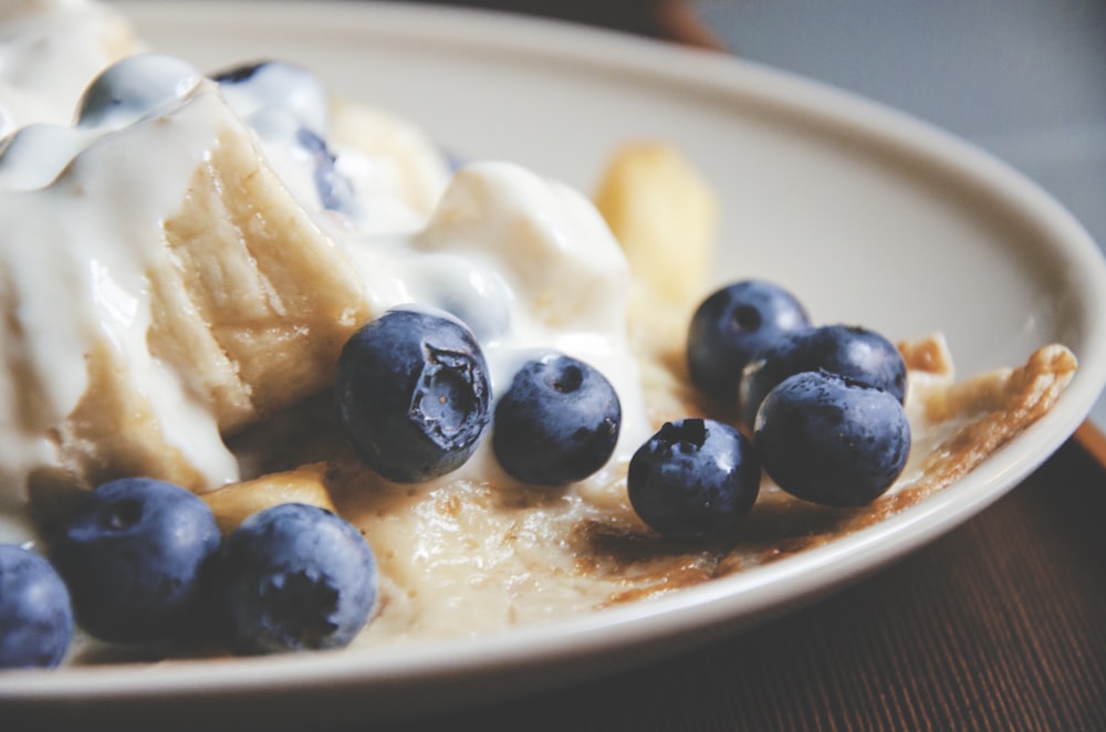 ciotola di frutti di bosco con panna