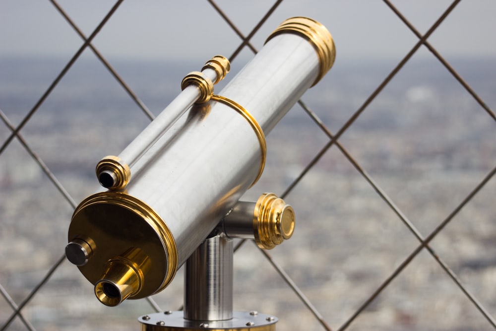 灰色と金色のレクリエーション望遠鏡