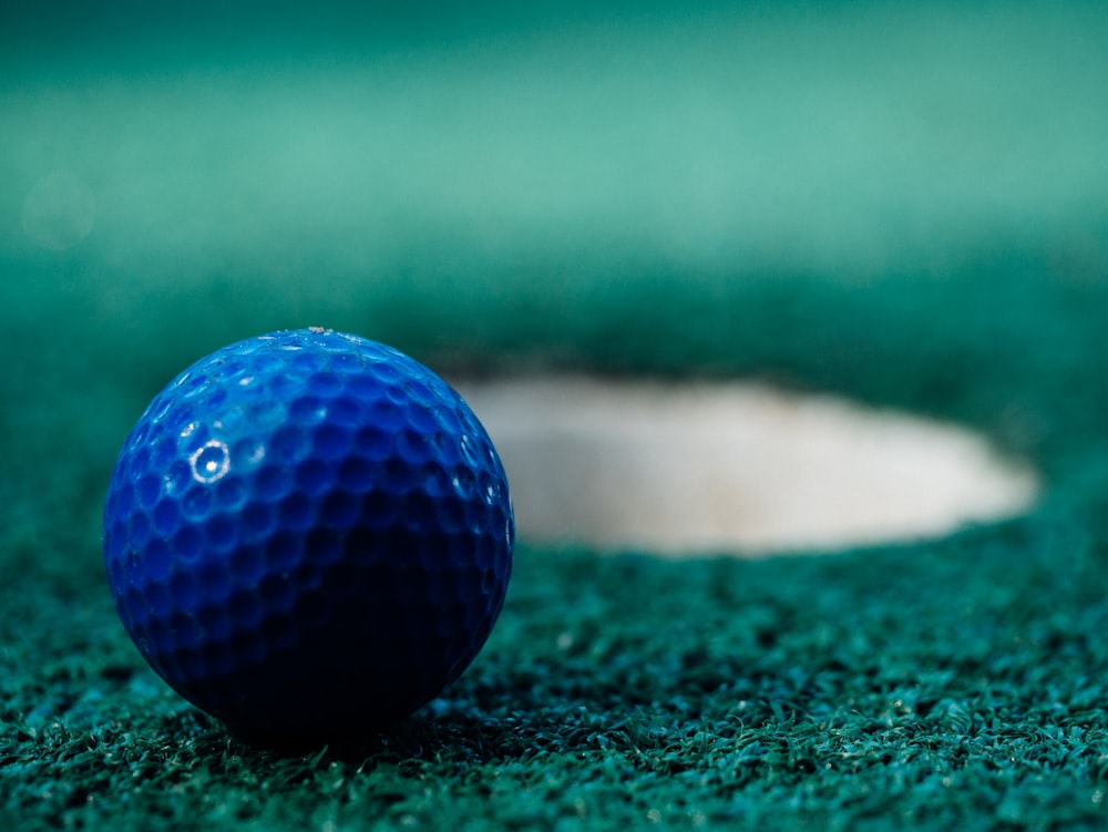 blauer Golfball