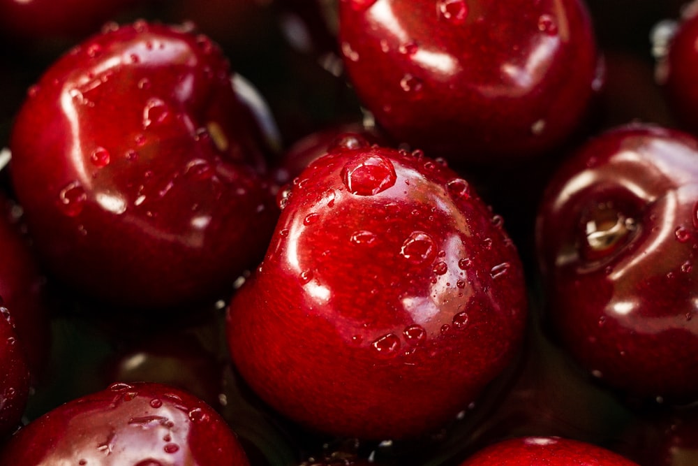 Fotografía de primer plano de cereza roja