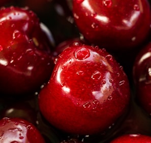 closeup photography of red cherry