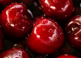 closeup photography of red cherry