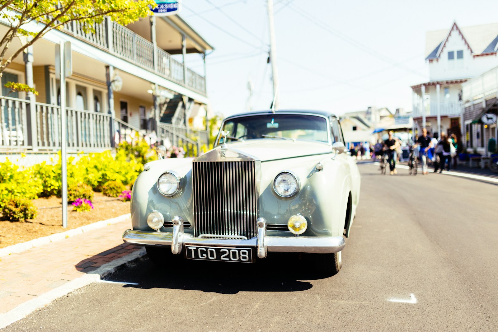 Canon EOS 6D + Sigma 35mm F1.4 DG HSM Art sample photo. Classic white vehicle on photography