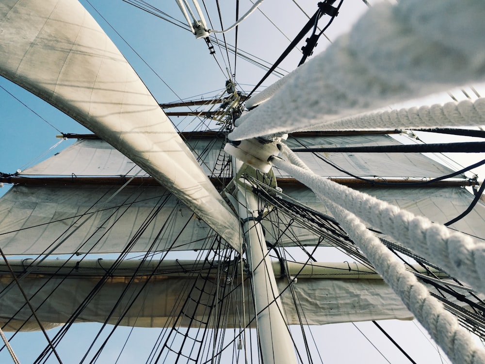 Parte bianca e grigia della nave del galeone durante il giorno