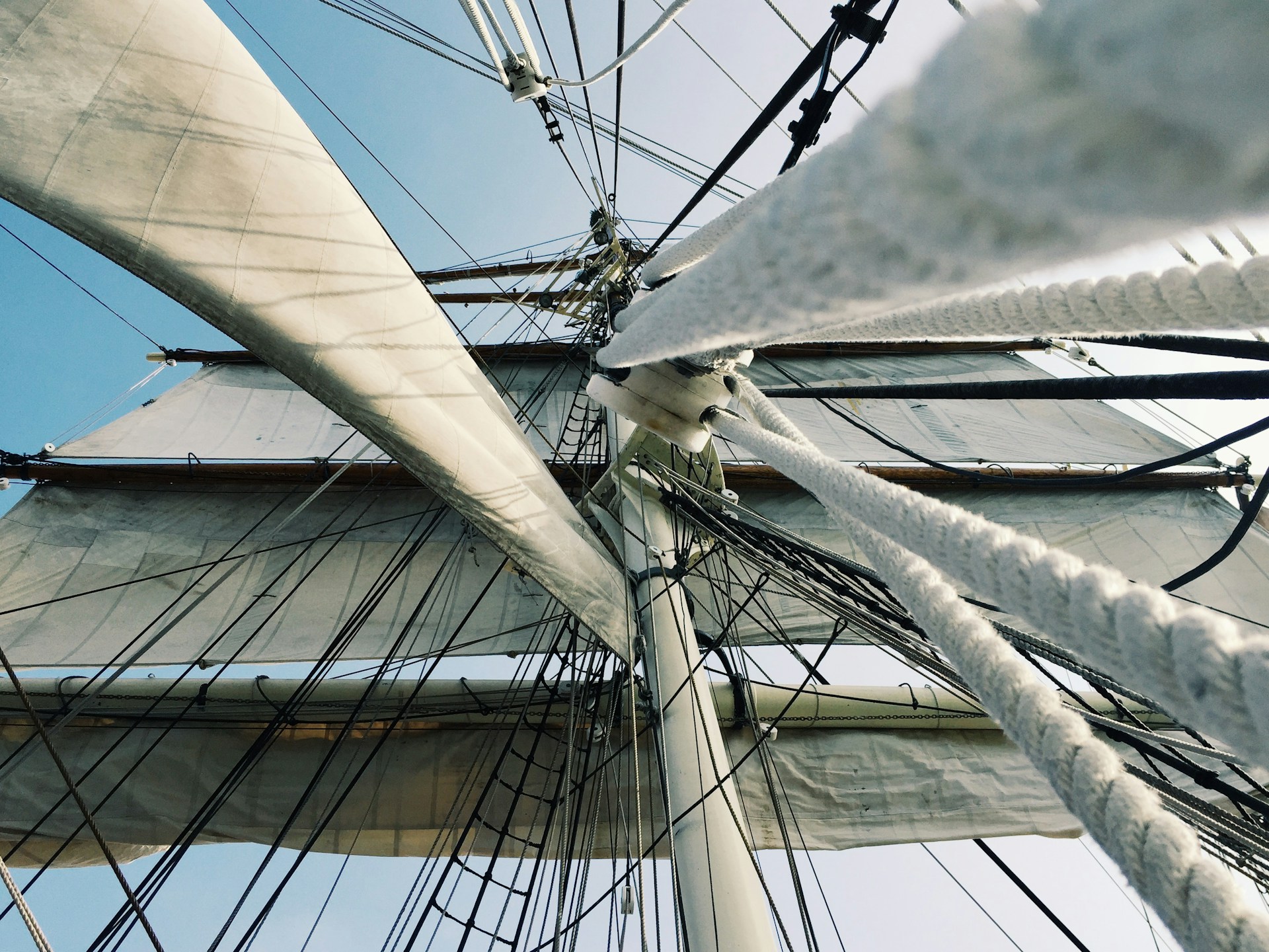 white and gray galleon ship part during daytime