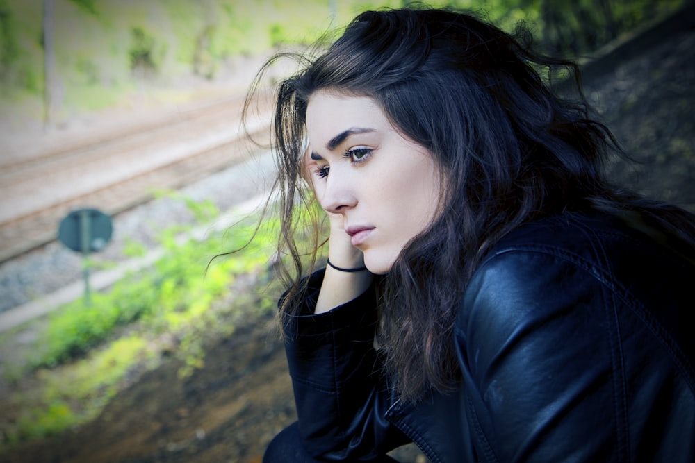 Mujer sentada al aire libre durante el día