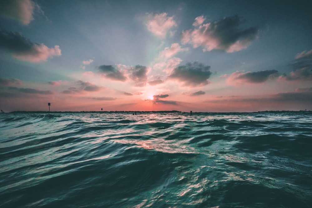 Cuerpo de agua durante la hora dorada