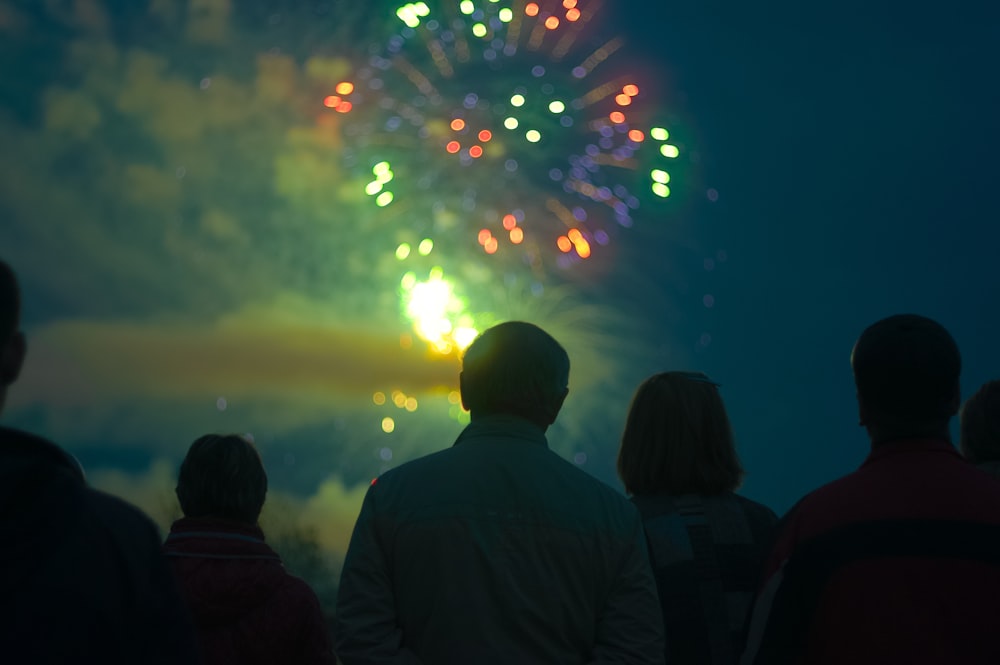 Foto von Menschen, die in Feuerwerk schauen
