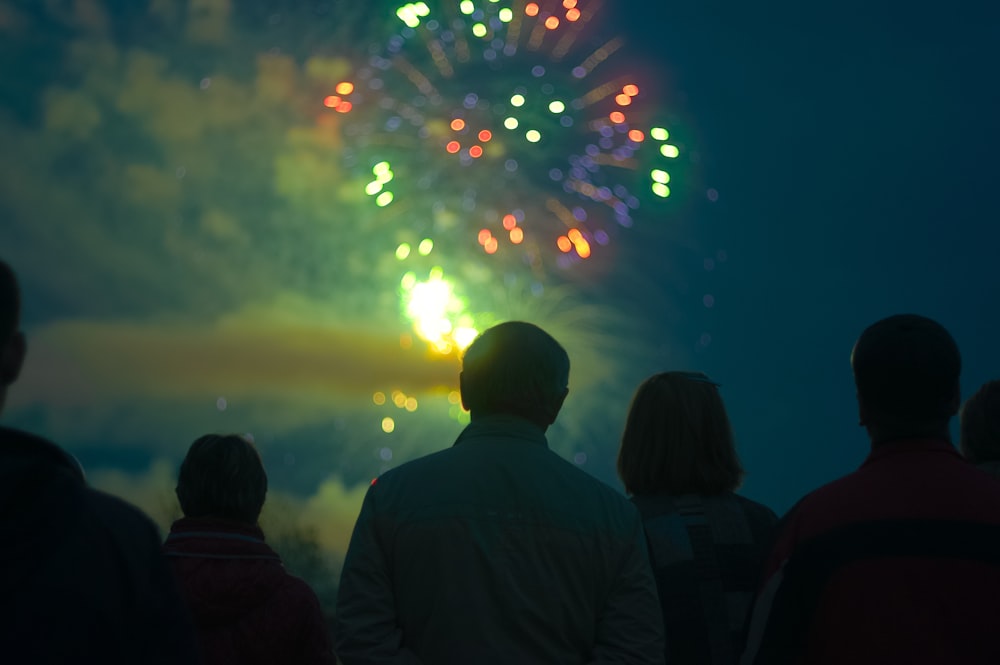 花火を眺めている人々の写真