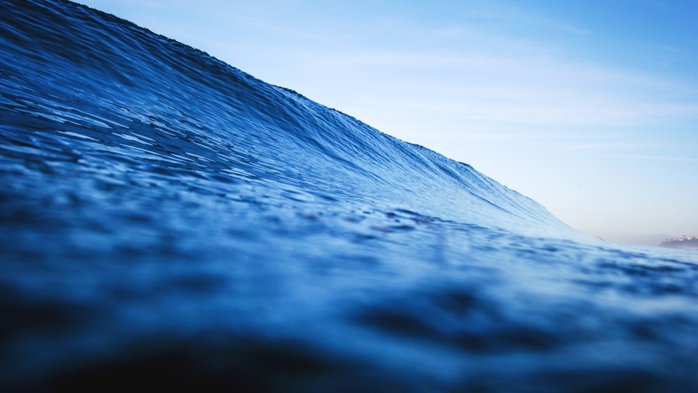海の波のクローズアップ写真