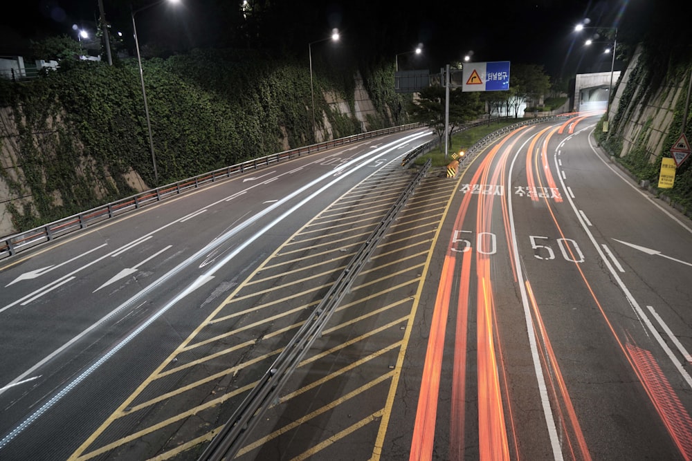 route en béton avec lampadaires pendant la nuit