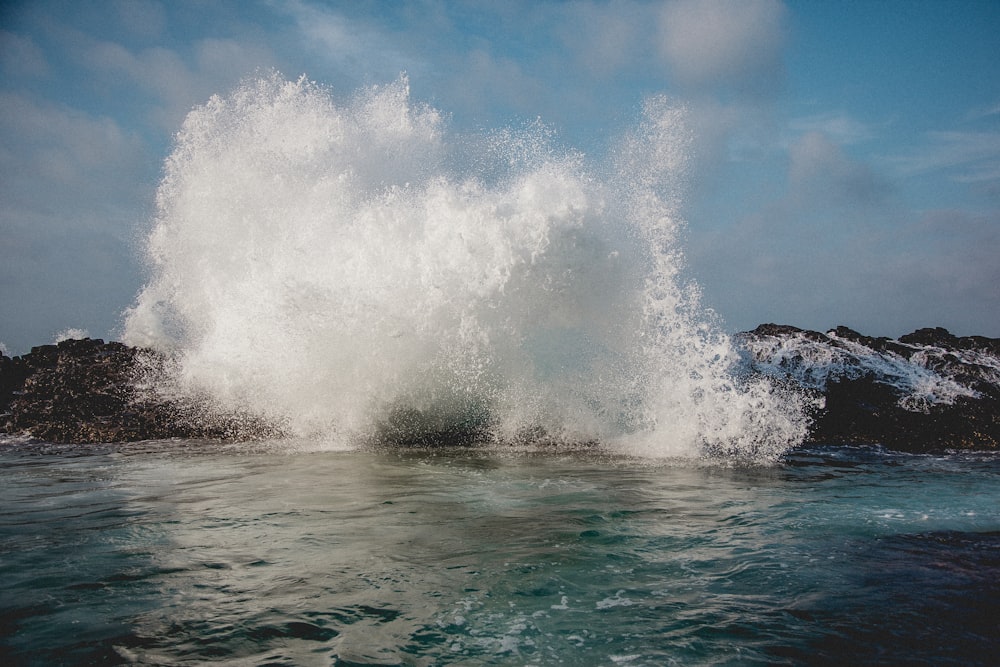 Zeitrafferfotografie der spritzenden Welle