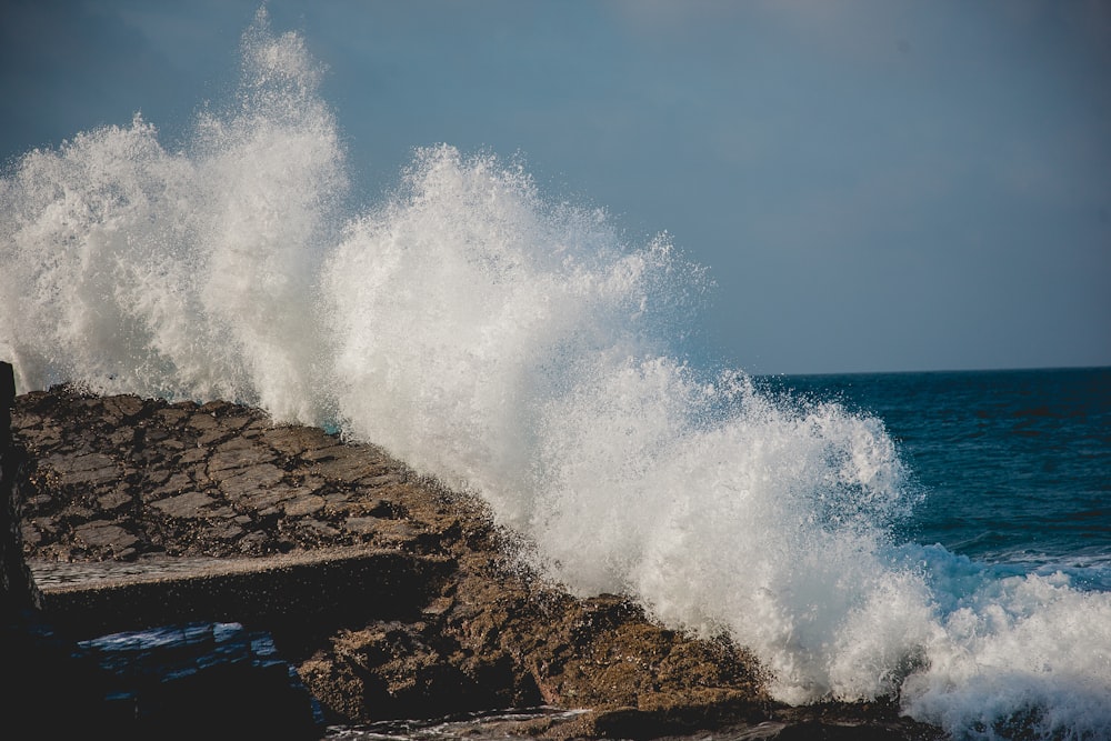 body of water splash on rocks