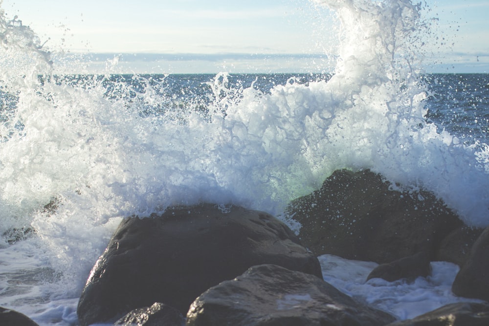 onde dell'oceano nelle rocce costiere durante il giorno