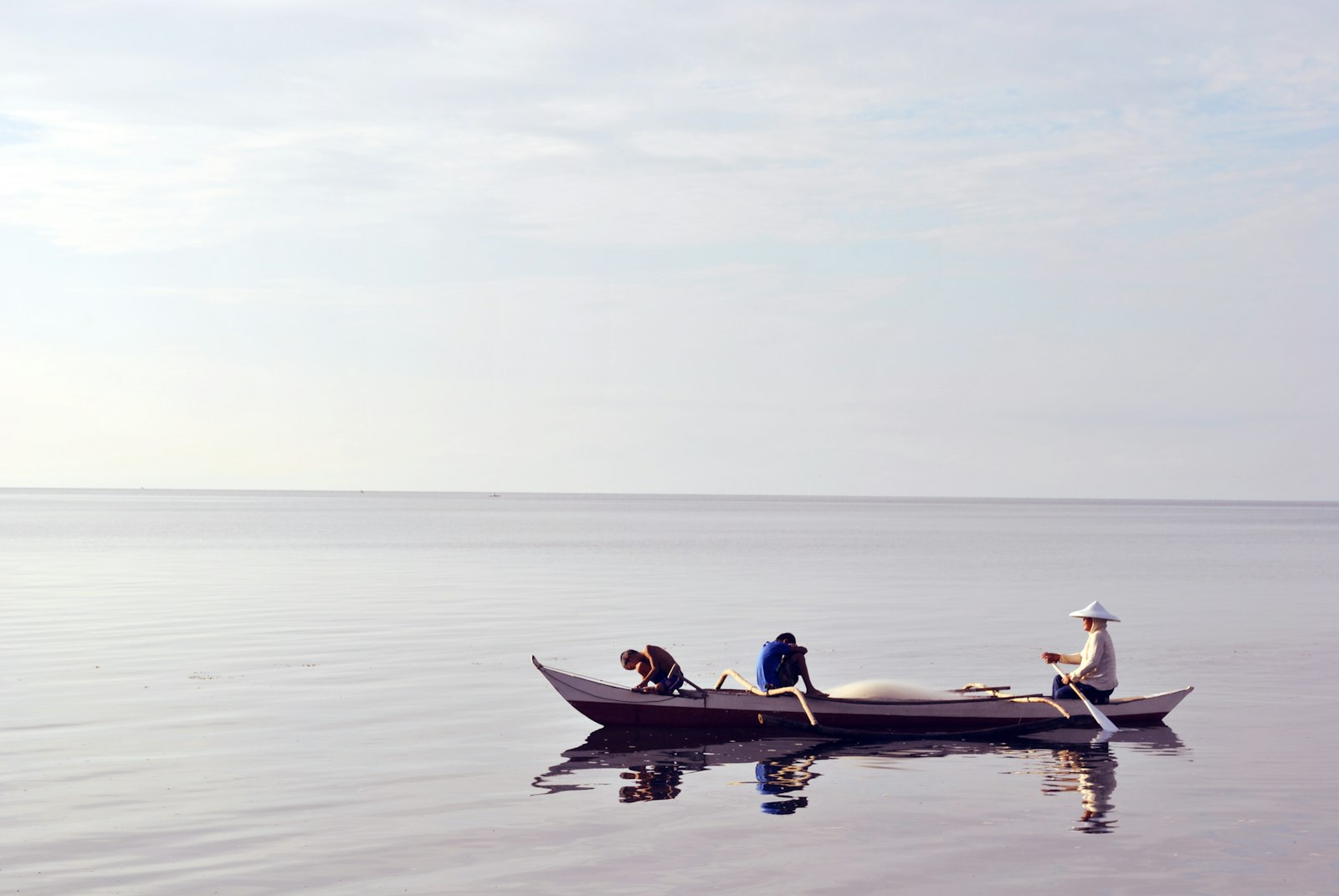 Nikon D3000 + Nikon AF-S DX Nikkor 18-55mm F3.5-5.6G VR sample photo. Three person riding canoe photography