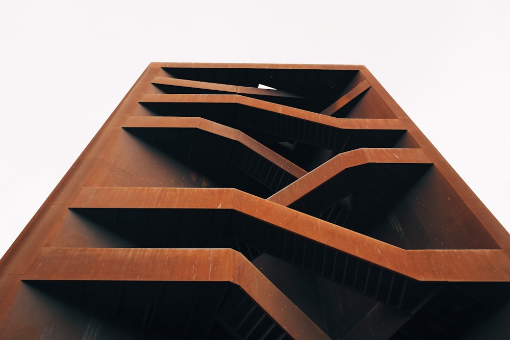 tablero rectangular de madera marrón