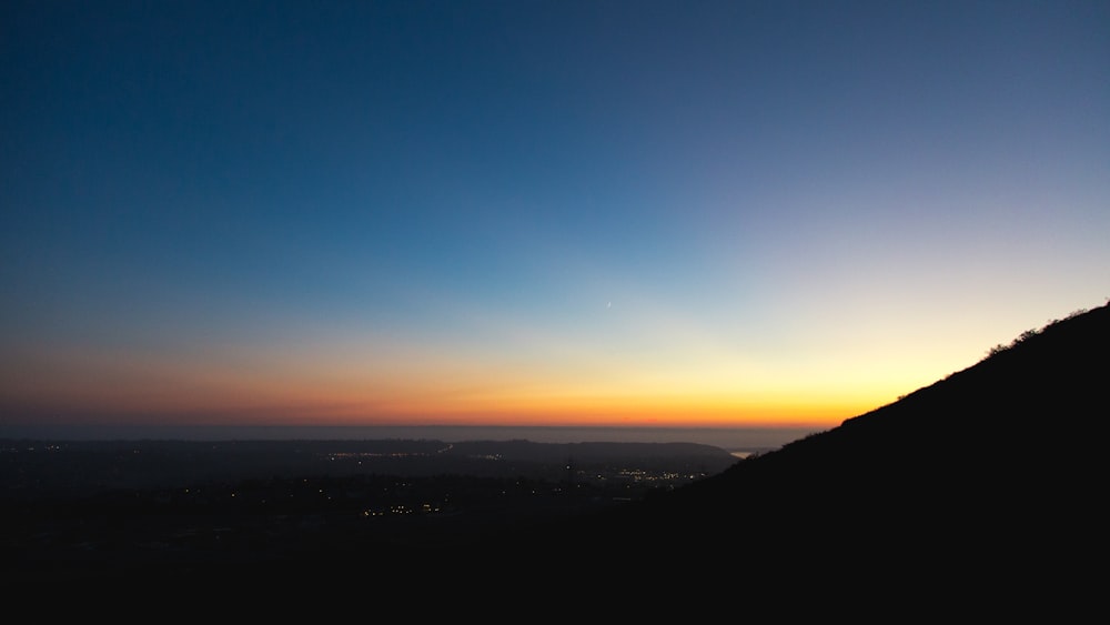 silhouette de montagne au coucher du soleil