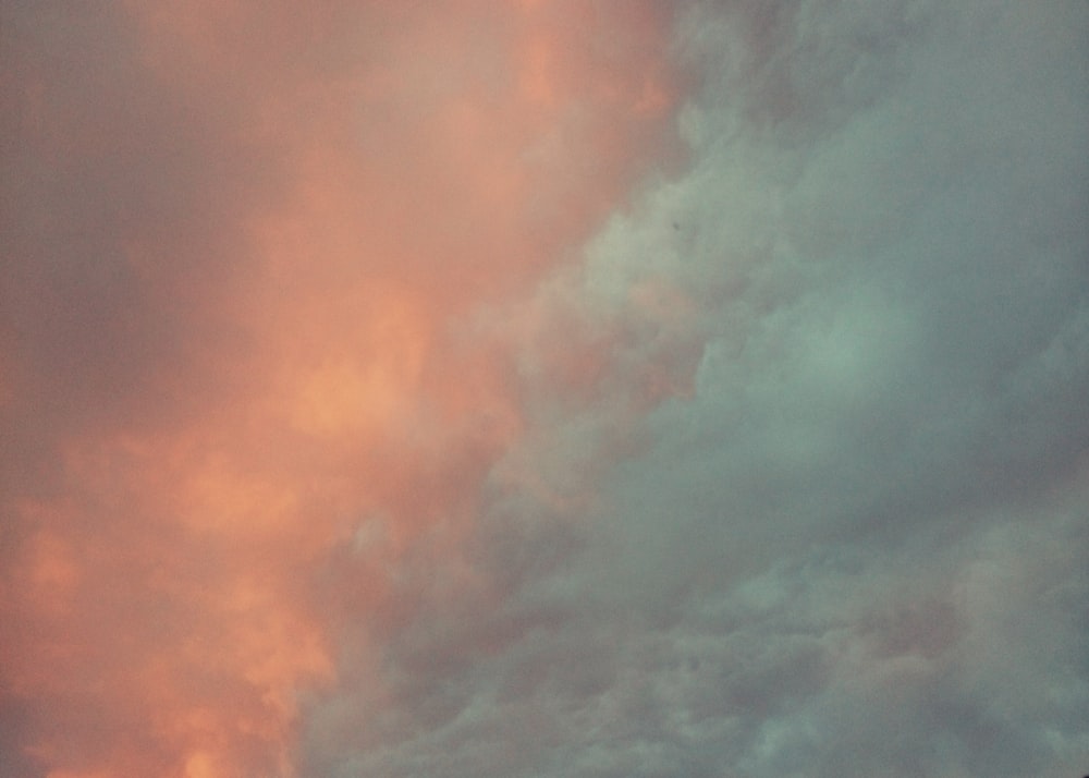 Nuages orange et vert bleuté dans le ciel.