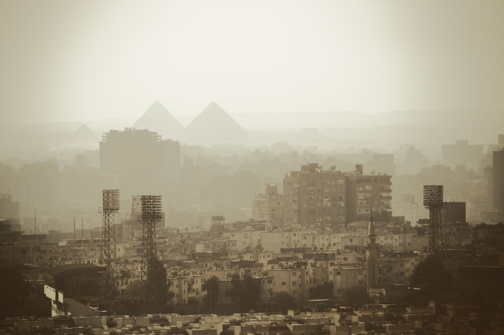피라미드 근처의 회색 건물의 항공 사진