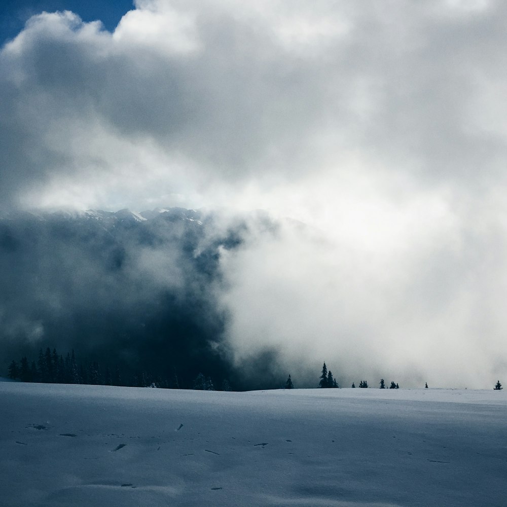 Montanha nublada tomada durante o dia
