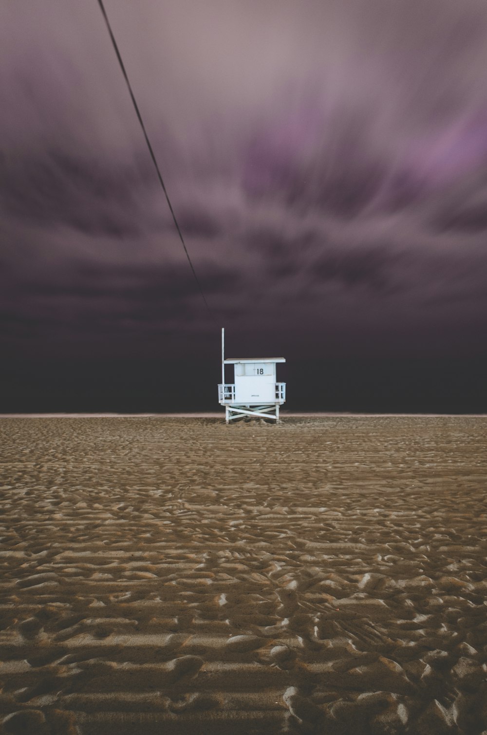 foto surrealista della casa bianca circondata dalla sabbia