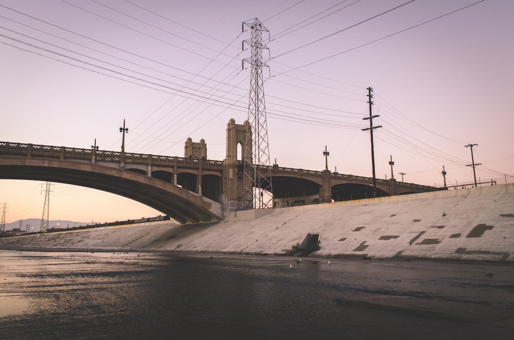 灰色の空に浮かぶ茶色の橋