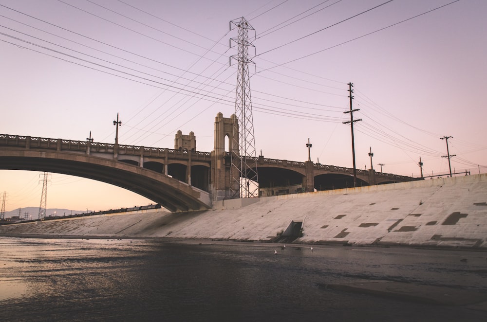 Puente marrón bajo cielo gris