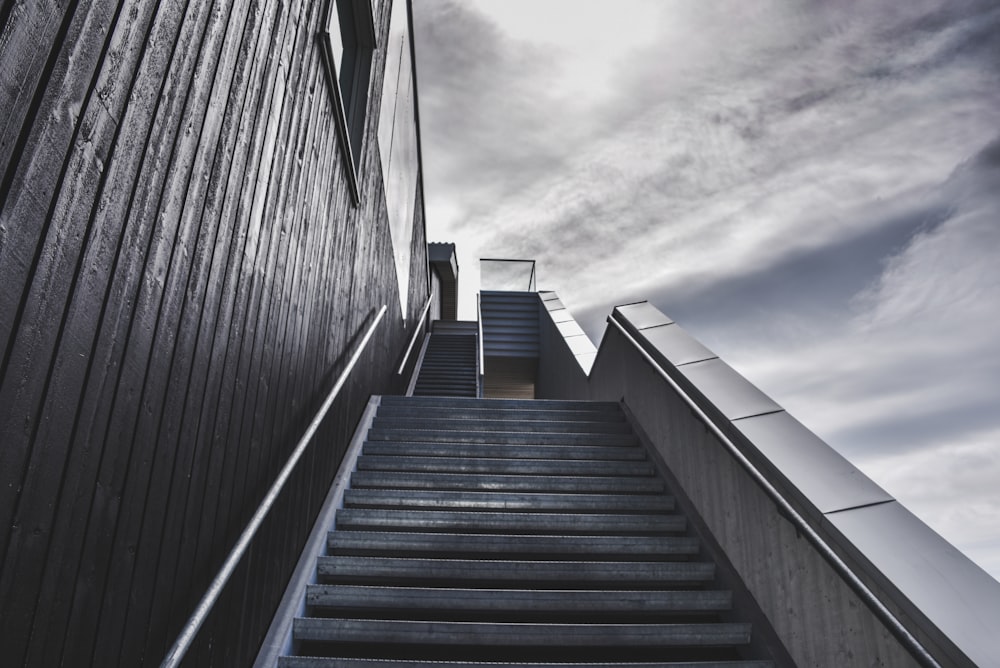 scala vicino all'edificio sotto nuvole bianche