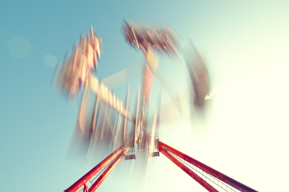 a blurry photo of a carnival ride