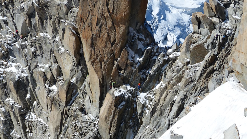 Formations rocheuses brunes pendant la journée