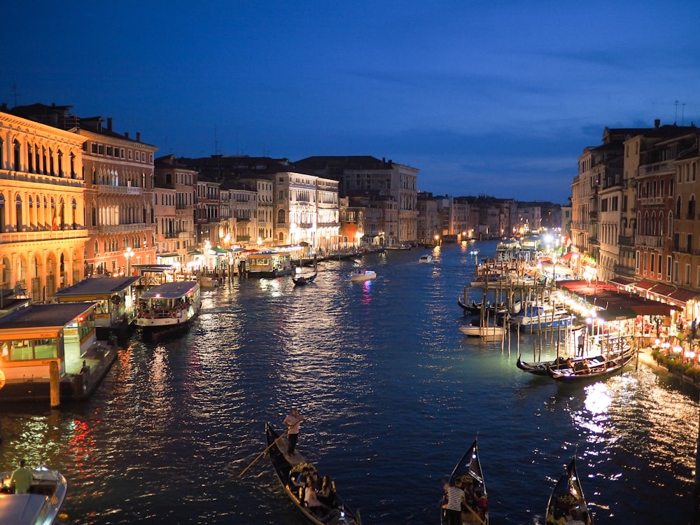 foto aerea dello specchio d'acqua con le barche