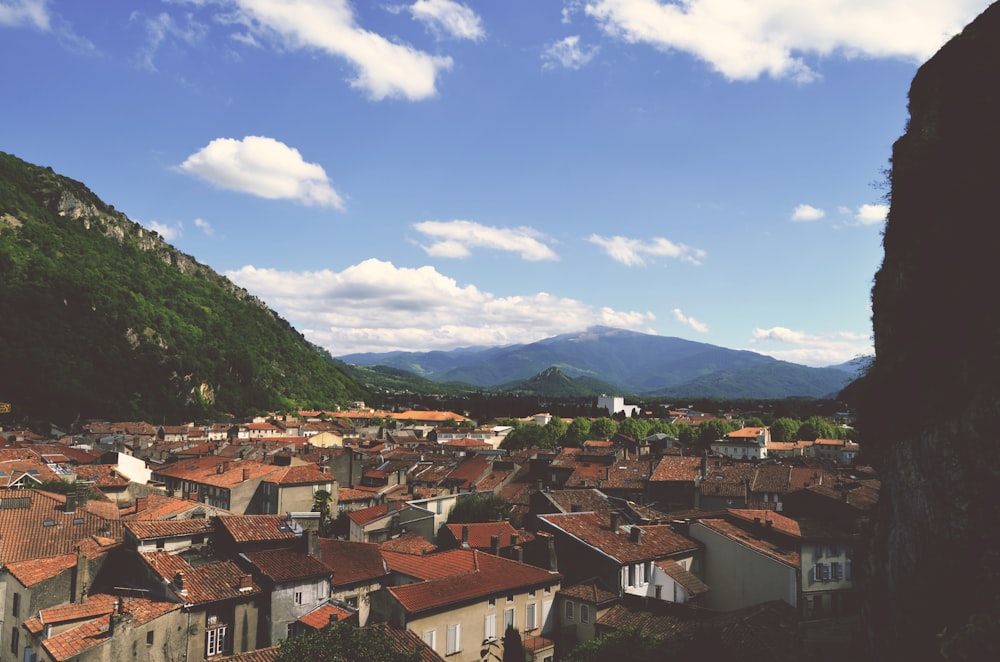 산 사이 마을의 파노라마 사진