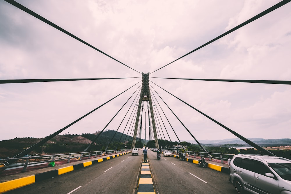 carros na ponte de concreto durante o dia