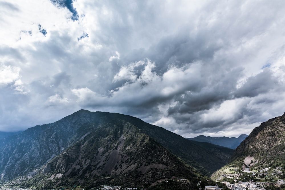 Zeitrafferfotografie von Wolken über Bergen