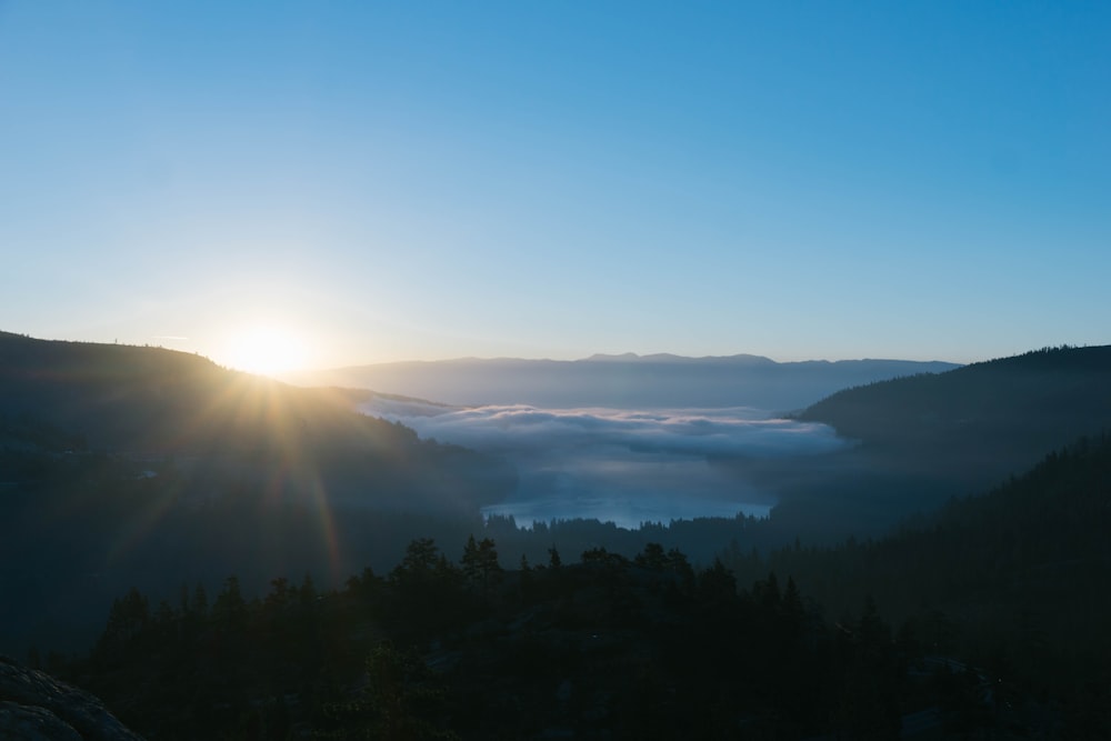 Berge und Sonnenlicht