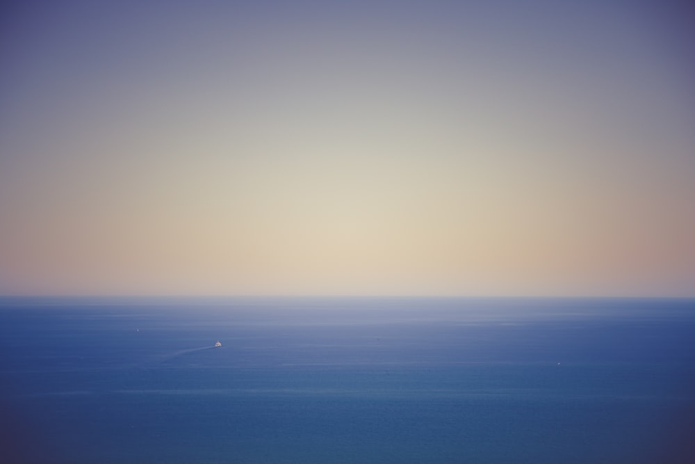 Una vista de un cuerpo de agua con un avión en la distancia