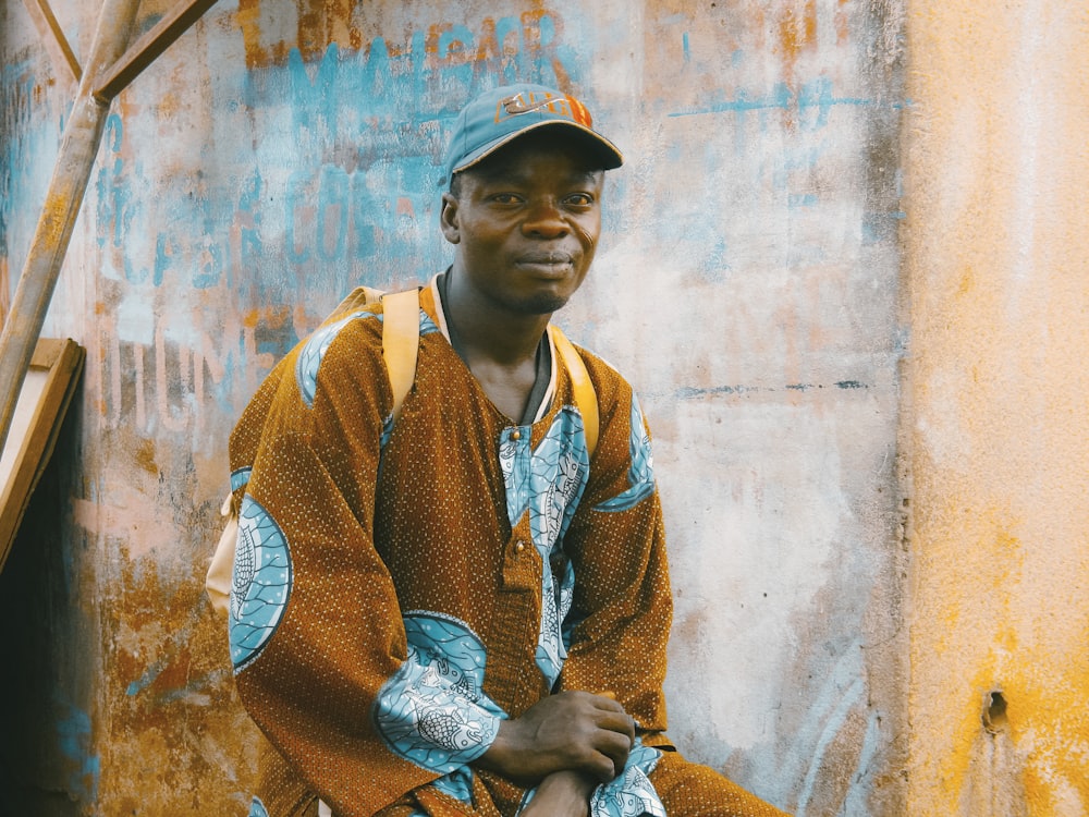 homme assis sur une chaise près du mur