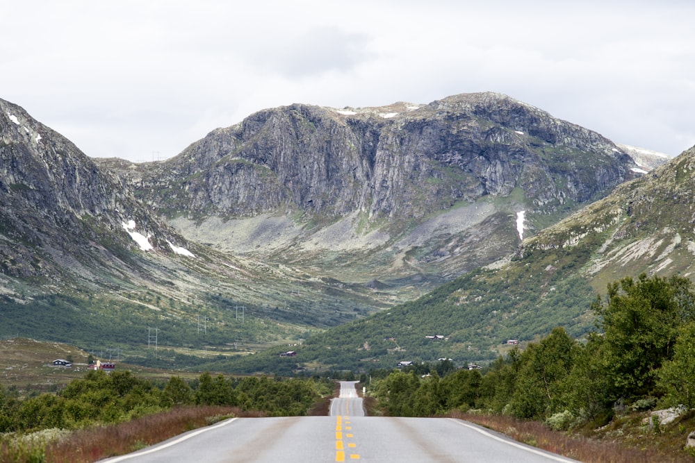 Carretera de hormigón gris cerca de la montaña